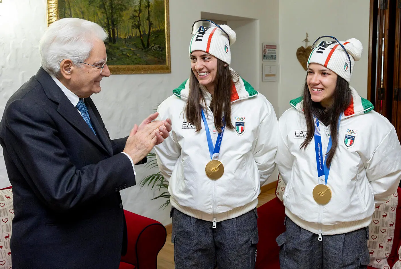 Cortina d'Ampezzo - Il Presidente della Repubblica Sergio Mattarella con le medaglie d'oro di slittino, oggi 11 febbraio 2026. (Foto di Paolo Giandotti - Ufficio Stampa per la Stampa e la Comunicazione della Presidenza della Repubblica)