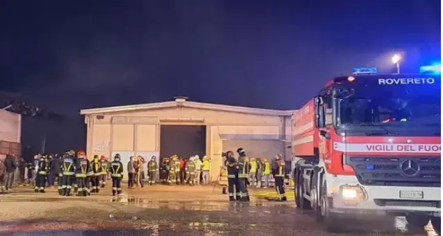 Avio, centinaia di bovini morti nell'incendio in un allevamento