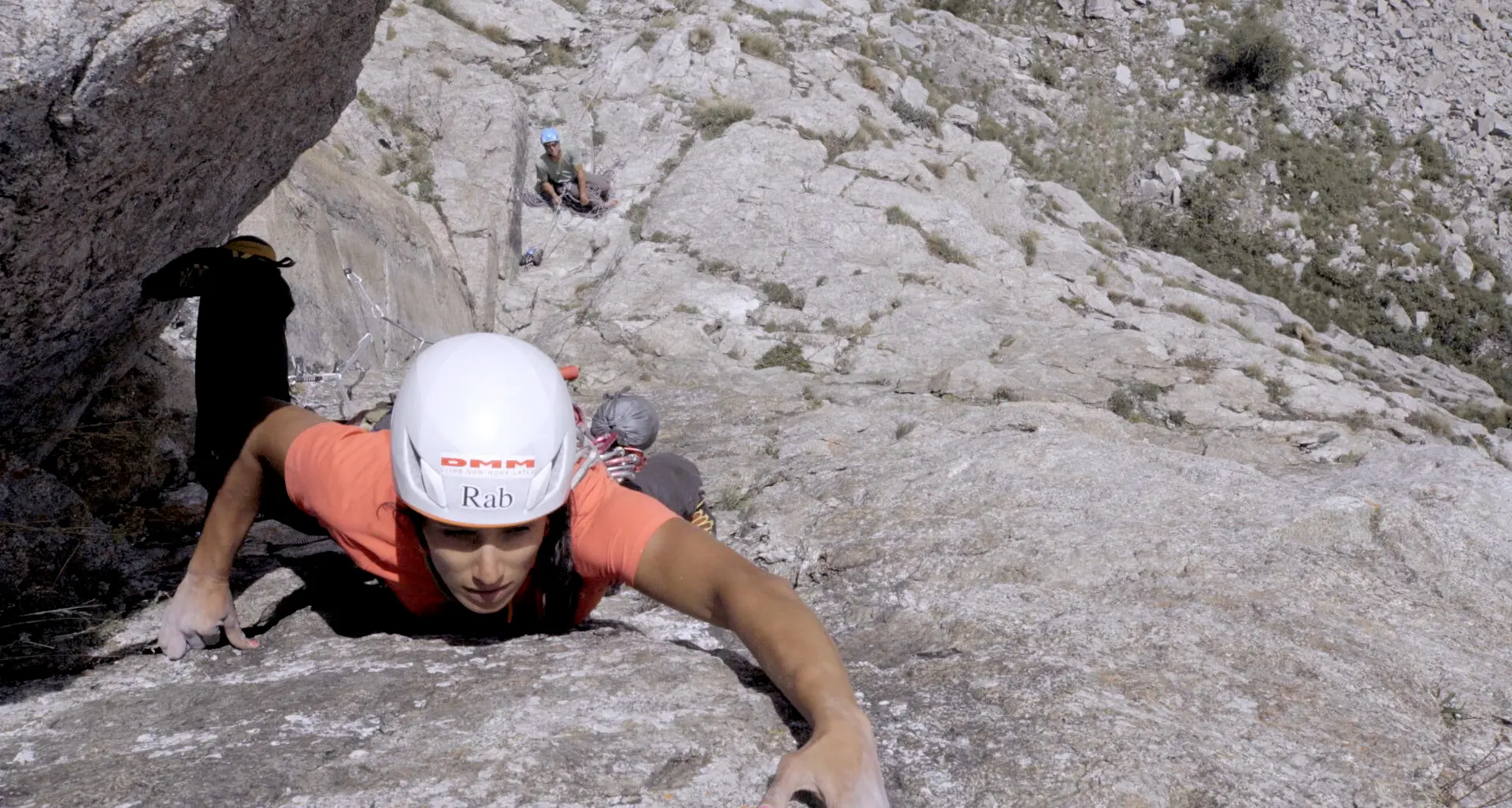 \"Climbing Iran\": torna il docufilm su Nasim Eshqi, pioniera dell’arrampicata