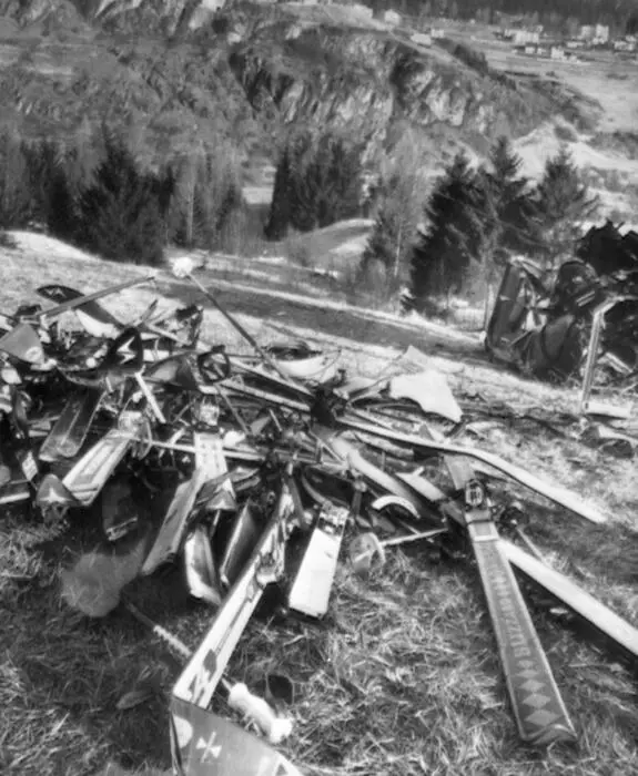 MASI DI CAVALESE-CRO:DISASTRI. FOTO RISALENTE AL 9 MARZO 1976, RAFFIGURANTE GLI SCI DELLE VITTIME COINVOLTE NELL'INCIDENTE DELLA FUNIVIA DI CERMIS, PRECIPITATA SUI PRATI SOTTOSTANTI. ANSA/MS 70605