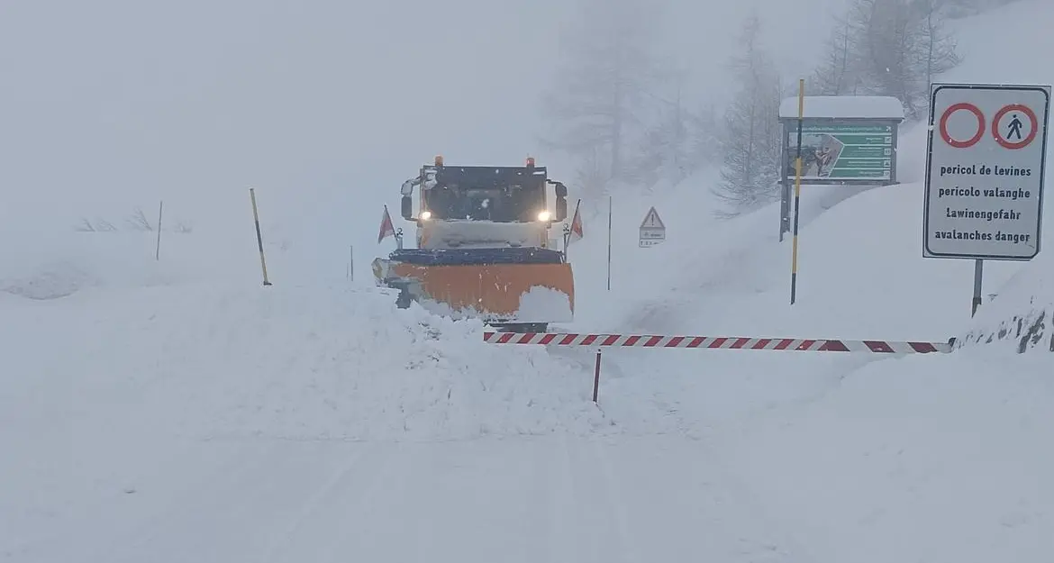 Maltempo in Trentino, mezzo metro di neve sui passi dolomitici e rischio valanghe