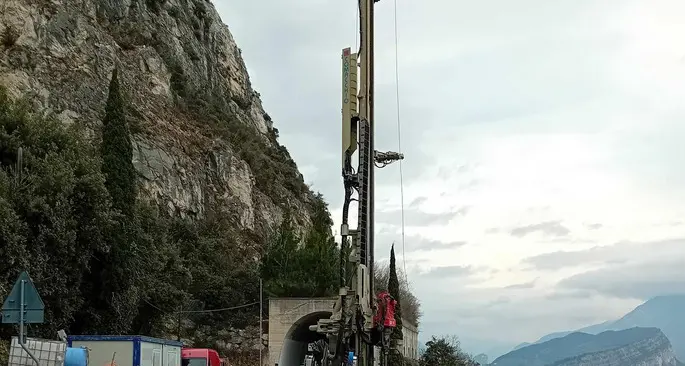 Ciclovia del Garda, torna il cantiere: senso unico alternato sulla Gardesana occidentale
