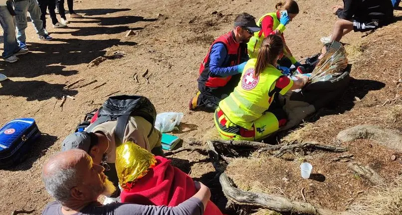 Cede il ghiaccio sul lago di Braies, cinque persone in acqua. Allarme del Soccorso alpino