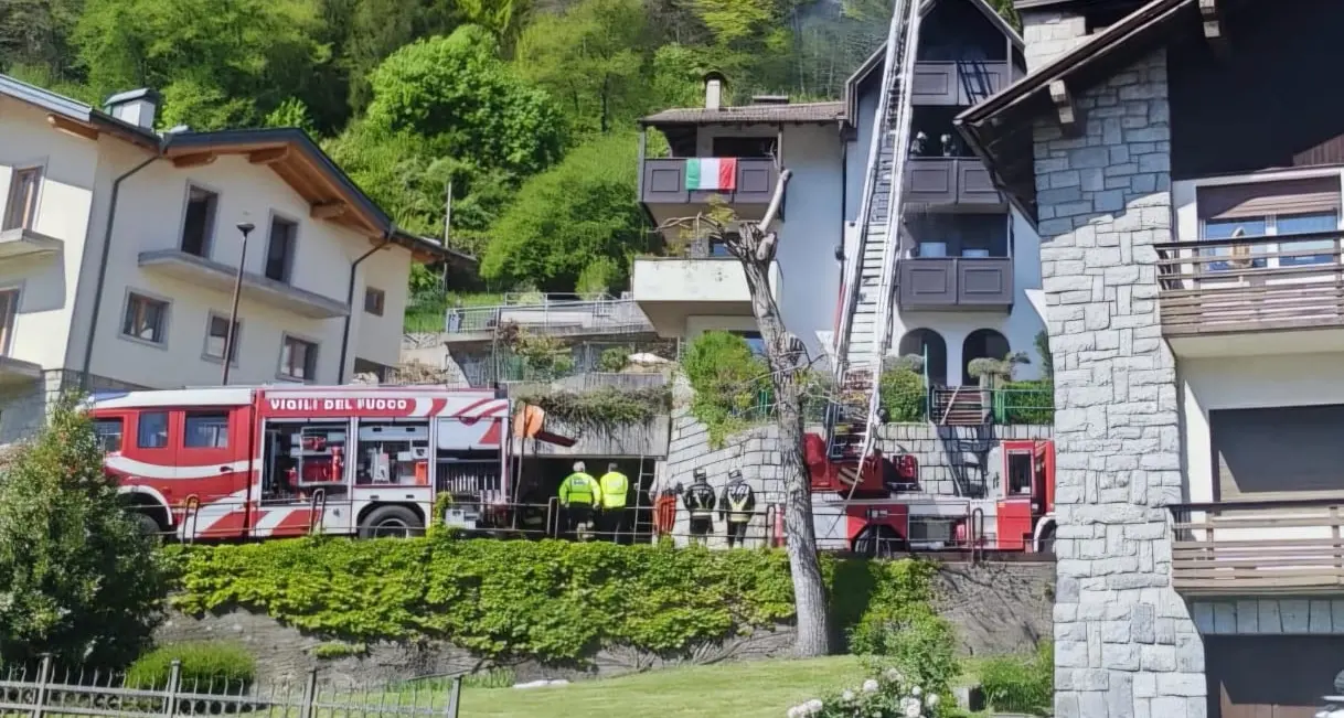Incendio nella mattinata del 25 aprile a Tione, evacuato un condominio: nessuna persona ferita