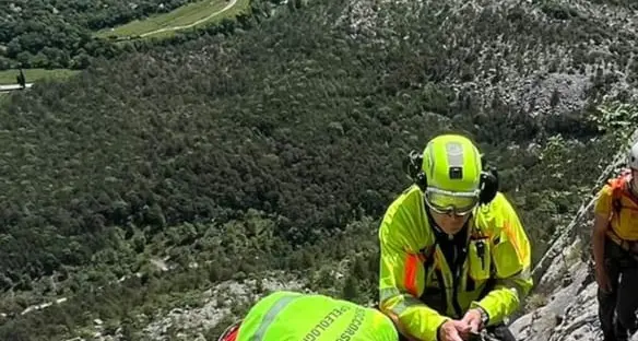 Colpito da una scarica di sassi sopra a Dro: traumi multipli per un climber trentino