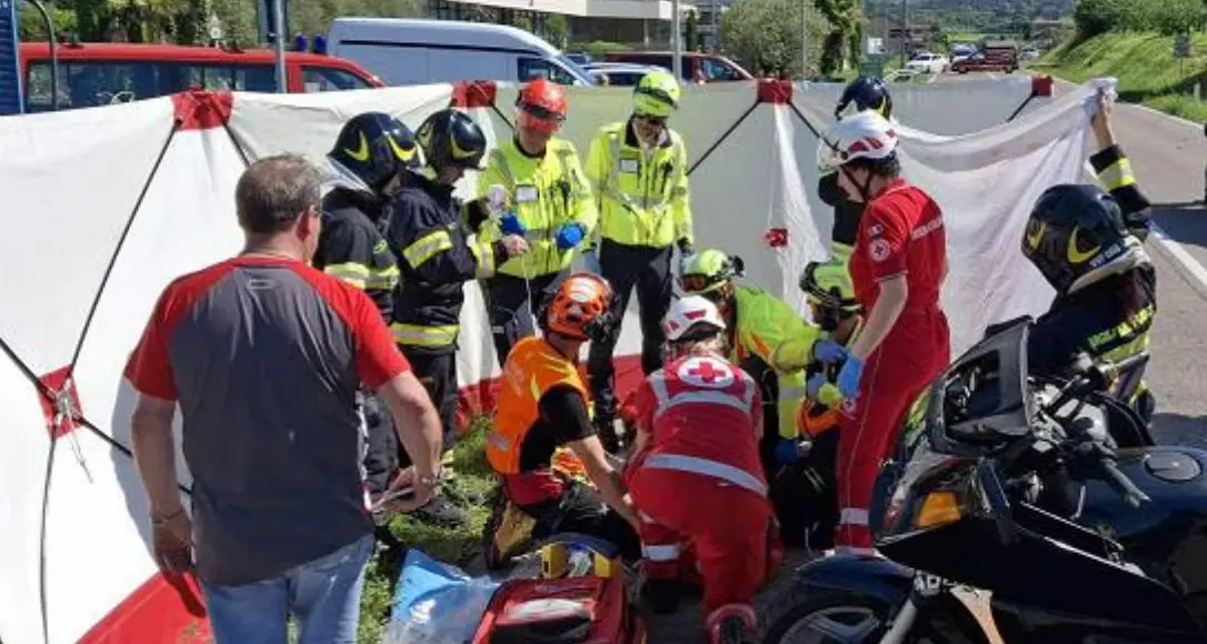 Incidente tra due moto a Dro: una donna di 44 anni portata in elicottero al Santa Chiara