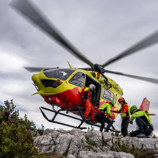 Cade dal sentiero e batte la testa in zona lago di Cei: soccorso con l'elicottero
