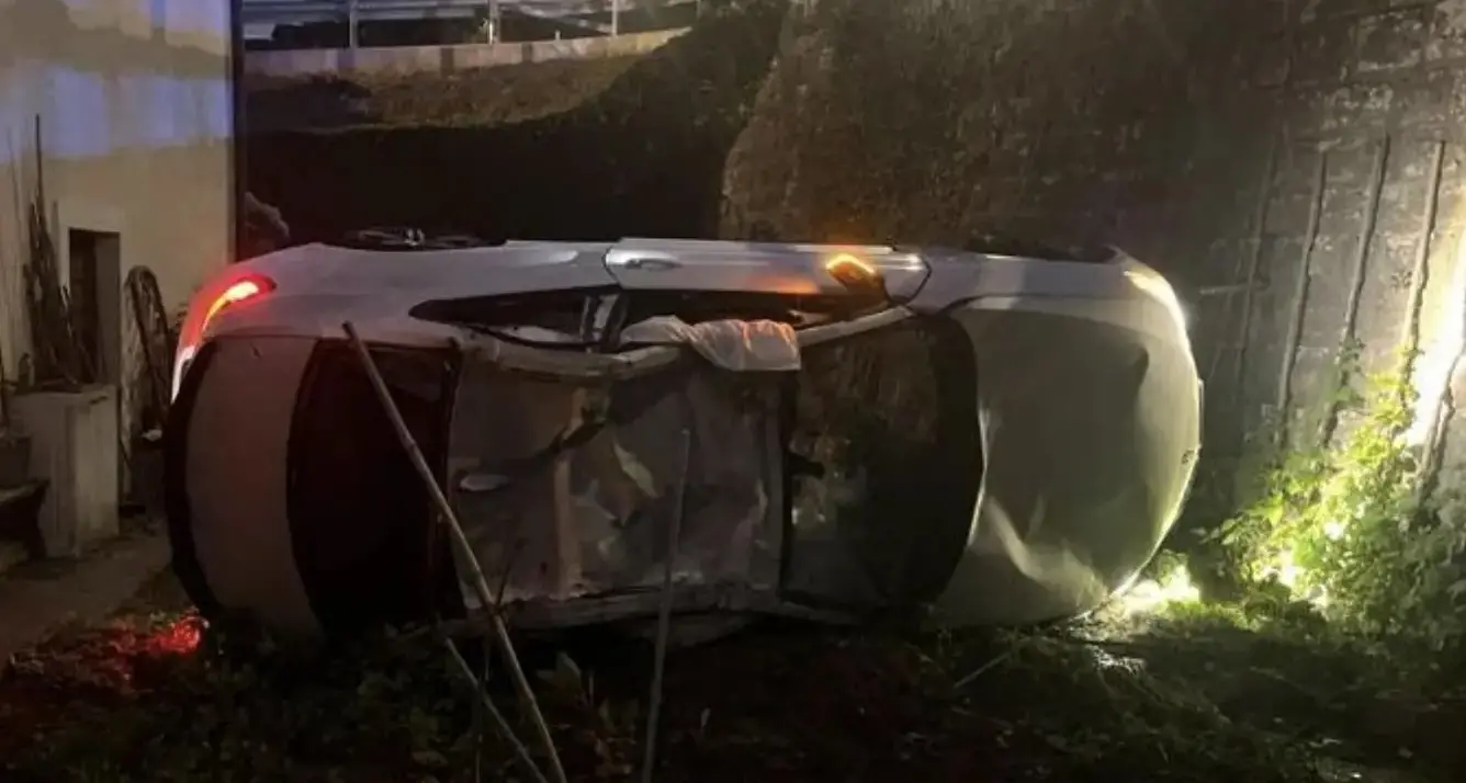 Ischia di Pergine: perde il controllo dell'auto e finisce in un orto