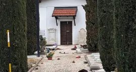 I vandali devastano il cimitero di Meano