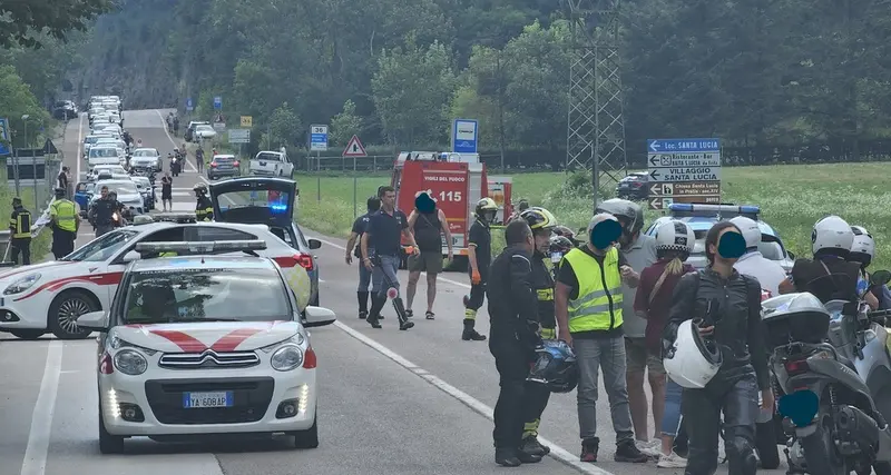 Auto contro moto sulla Ss 240: vittima un uomo, due feriti