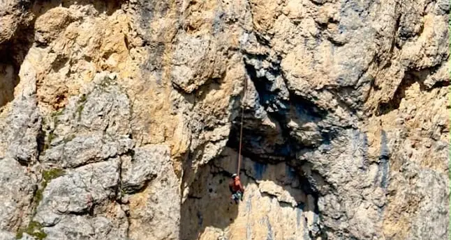 Alpinista resta sospesa nel vuoto sul Piz Ciavazes: recuperata con l'elicottero
