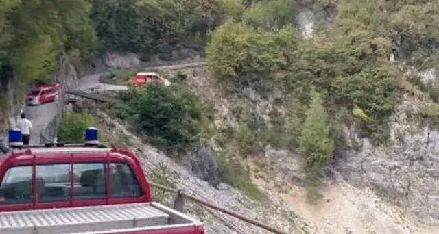 Vallarsa, scivola sul sentiero e cade nel lago: morta una 60enne