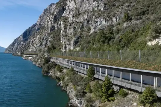 Ciclovia del Garda: Coppola interroga su costi, paesaggio e sicurezza geologica