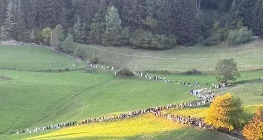 Assalto alle Dolomiti: l'overtourism asiatico spinto da tv e social