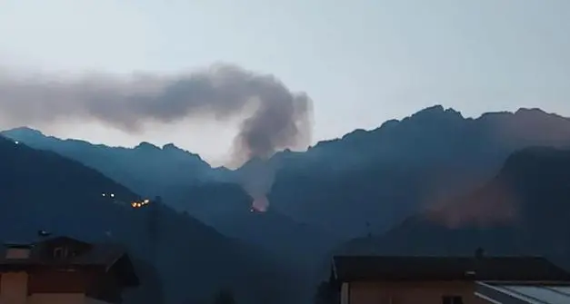 L’incendio fuori controllo della valle del Chiese ha raggiunto il bresciano