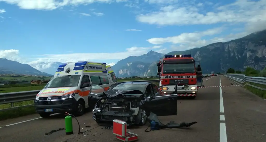 Scontro frontale fra una moto e un’auto: pauroso incidente a Nave San Rocco