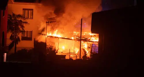 Incendio notturno a Pomarolo: a fuoco un garage, evacuata un’abitazione