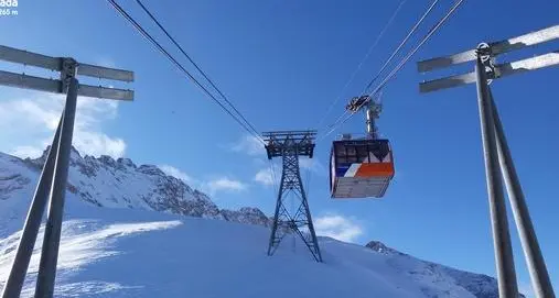 Marmolada aperta e piena di sciatori