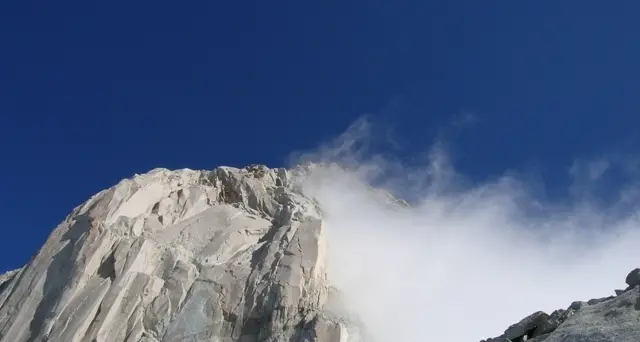 Bloccati in quota dalle forti raffiche di vento: in due soccorsi al passo della Fradusta