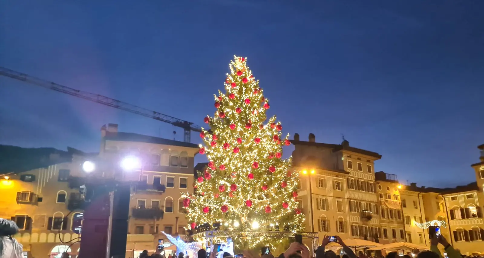 Si accende l’albero in piazza Duomo, a Trento il via al Natale