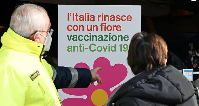 Arriva l’obbligo vaccinale: triplicano le prime dosi tra gli over 50