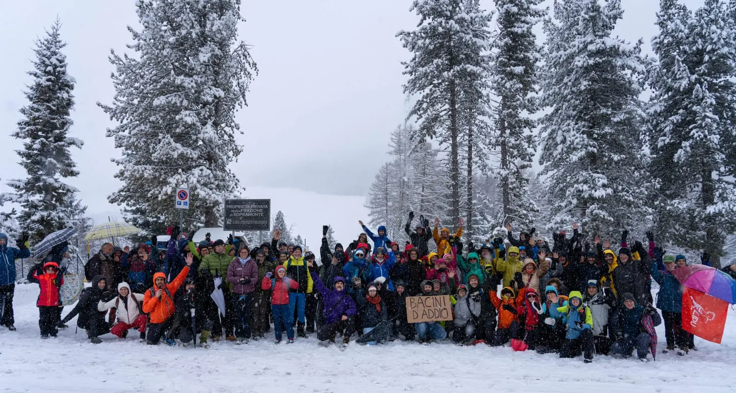 Bondone, in 200 sotto la neve per dire no allo sfruttamento della montagna: stop al nuovo bacino alle Viote, critiche alla funivia