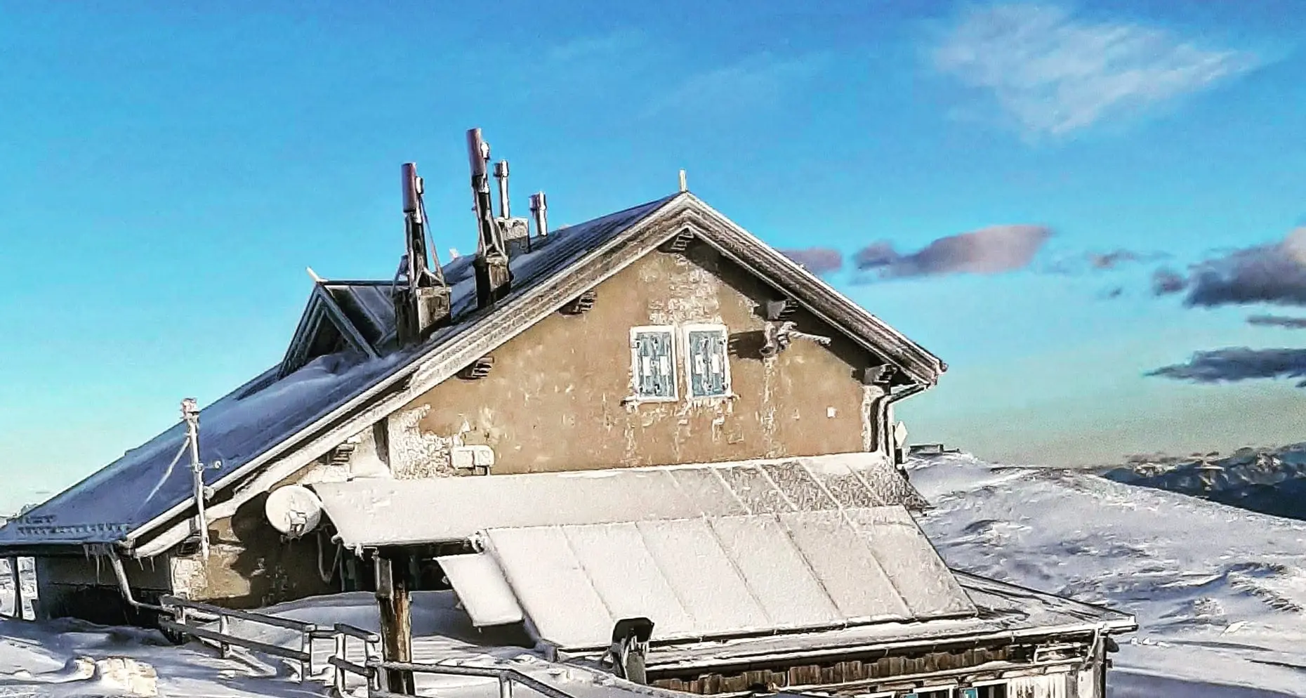 Il rifugio sull’Altissimo chiude «per rispetto verso chi si sbatte nei reparti»