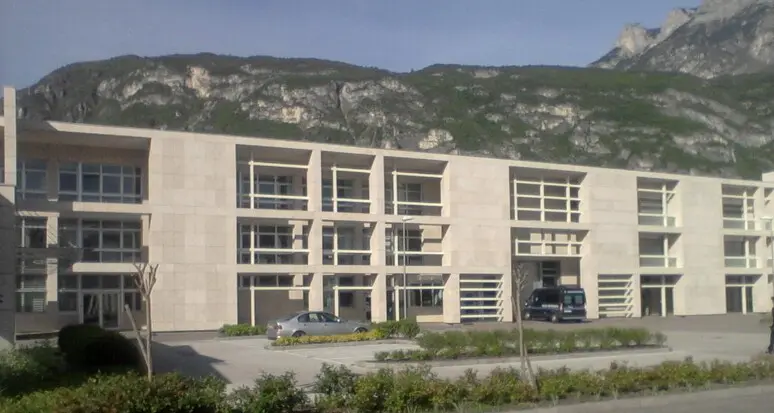 La politica locale in visita al carcere di Trento: “Sovraffollamento e organico insufficiente, puntare alla rieducazione”