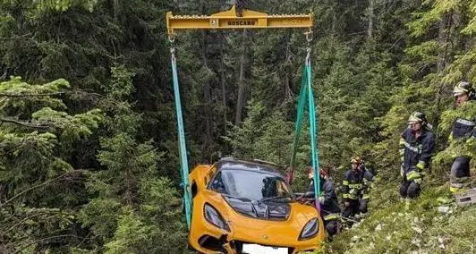 Passo Sella, finisce in un dirupo con l’auto
