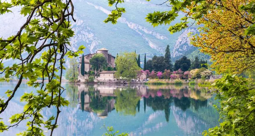 Rivoluzione turismo: il lago di Toblino passerà dall’ambito di Trento a quello del Garda