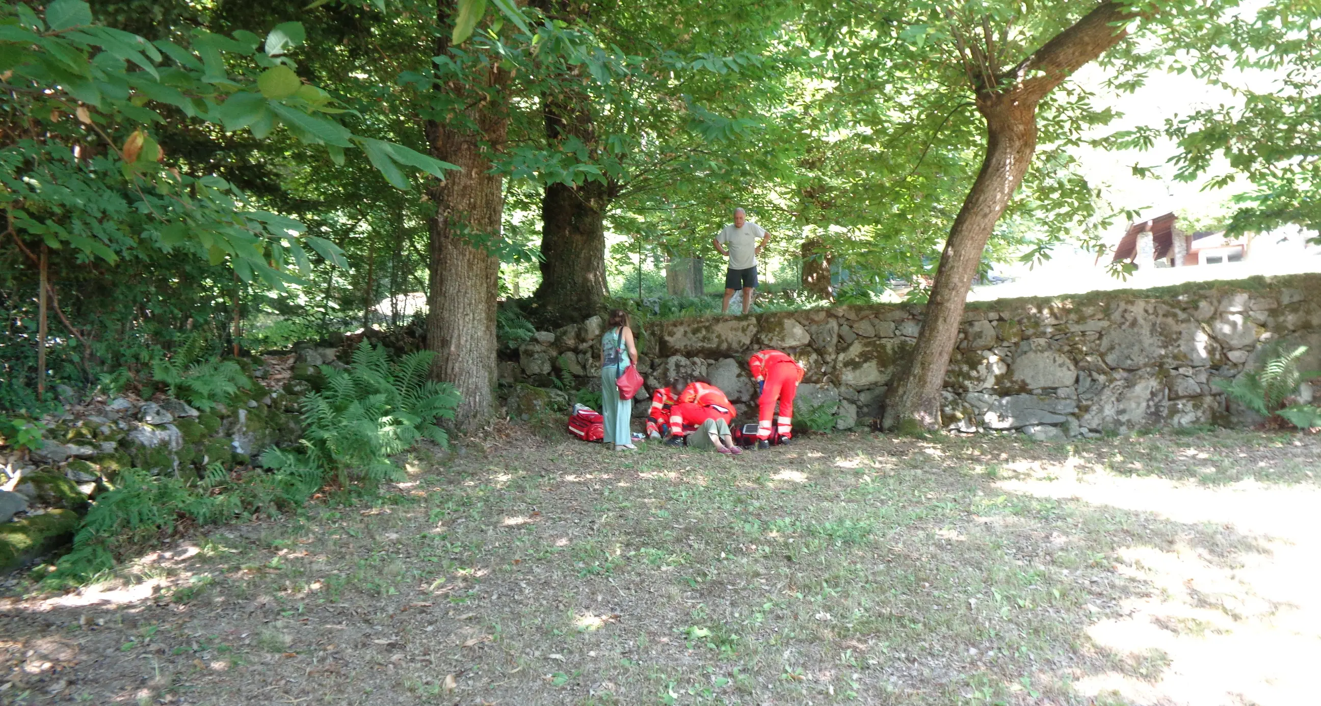 Cade dal muretto, 86enne soccorsa a Storo