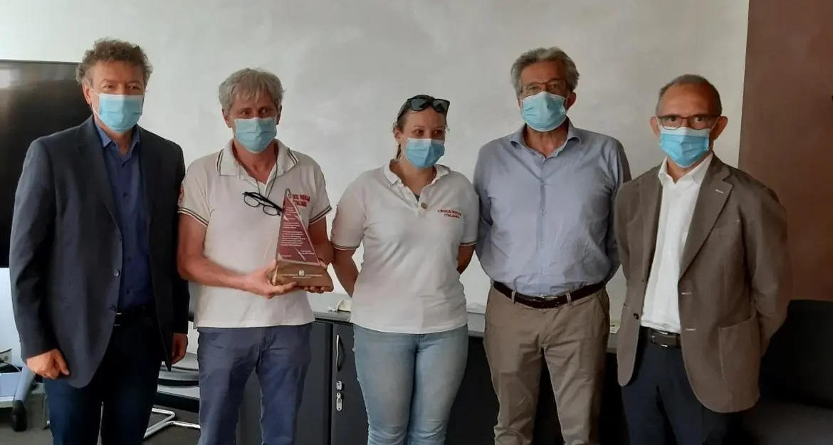 Targa di ringraziamento alla Croce rossa del Trentino: «Volontariato fondamentale durante la pandemia»