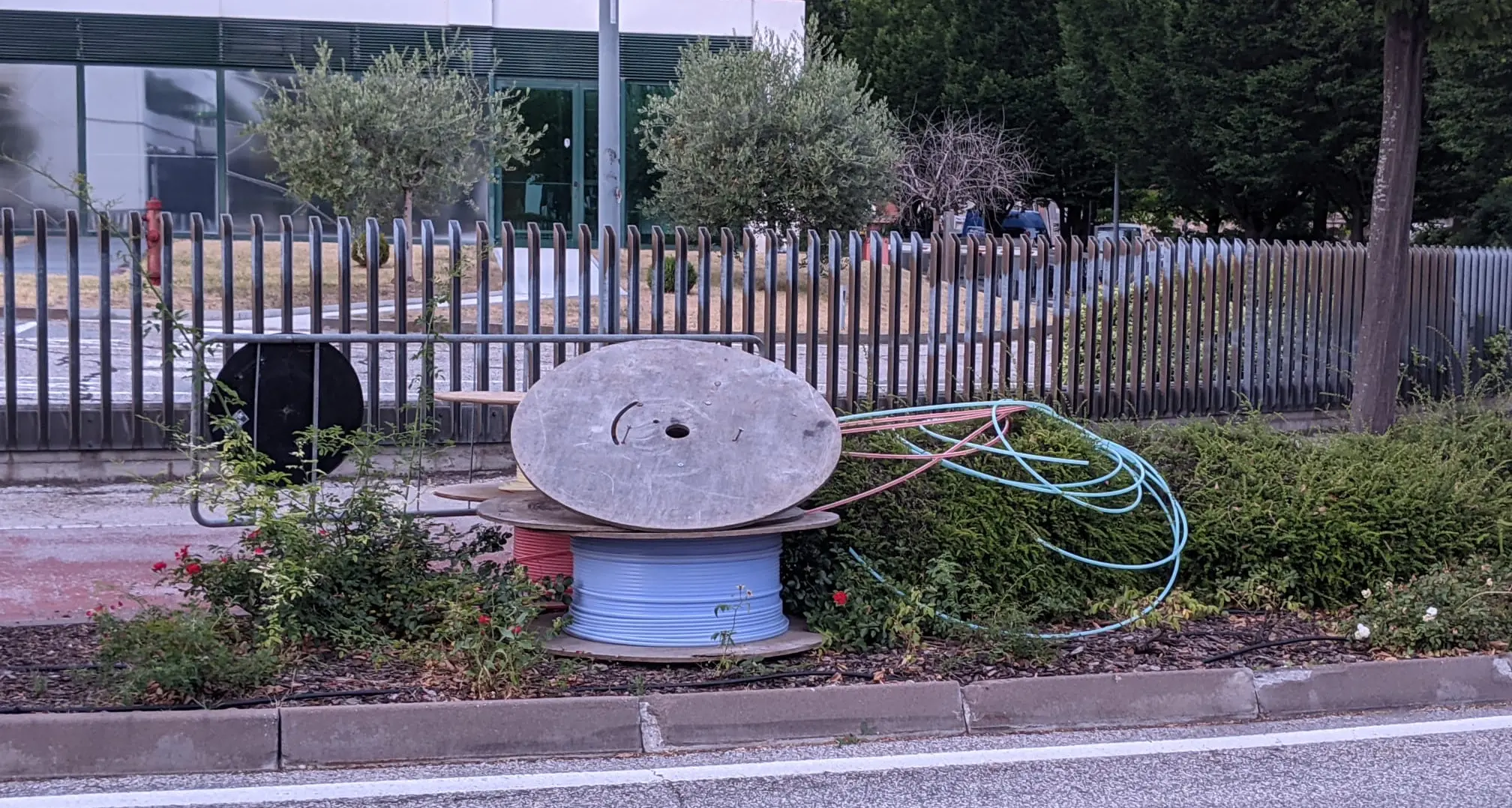 Bobine di fibra ottica abbandonate a Trento da mesi
