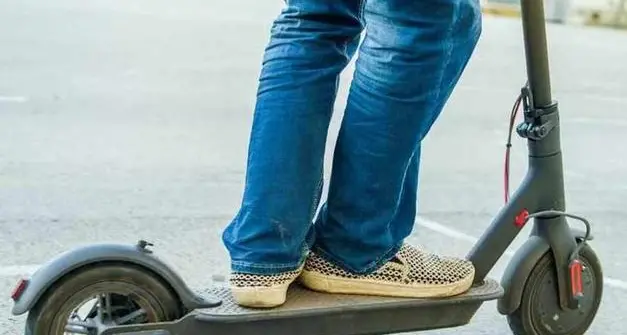 Lazise, a 60 all’ora e senza casco sul monopattino elettrico: stangata da 1000 euro per un ragazzo