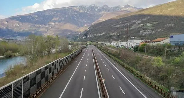 Tamponamento auto-camion lungo la A22: tre feriti al Santa Chiara in codice rosso