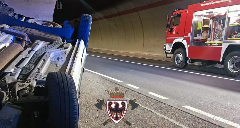 Ziano, incidente con l'ambulanza: un'auto si ribalta in galleria