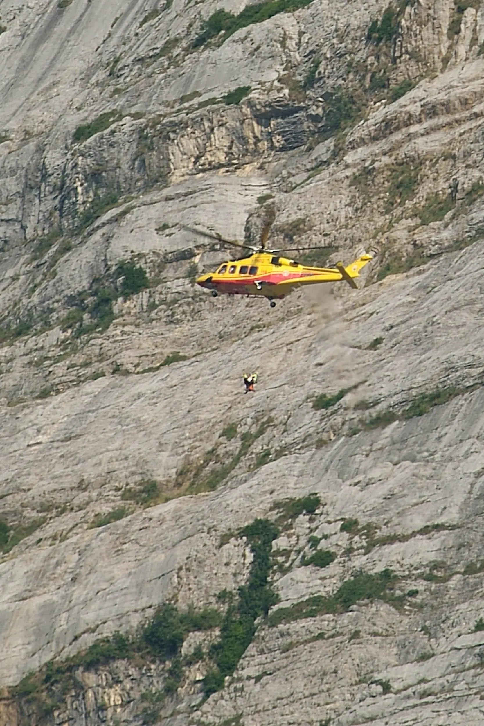 Dro, base jumper sbatte contro la parete del Becco dell’Aquila: recupereto dall’elisoccorso
