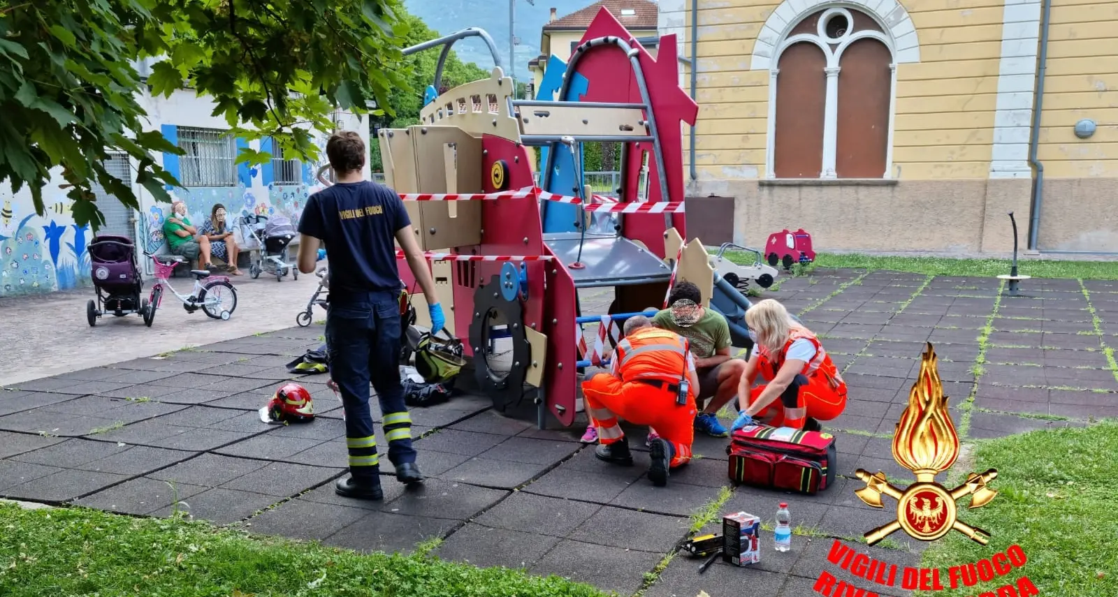 Bimba rimane incastrata nel gioco al parco di Riva: salvata dai pompieri