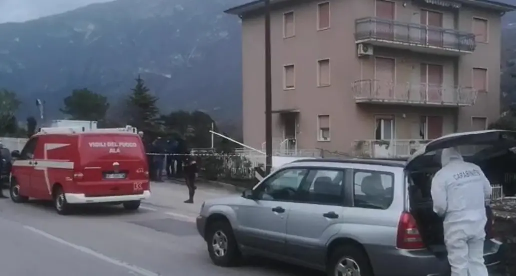 Ala, aggredisce i carabinieri con l’ascia e muore per un colpo di pistola: la vittima è Matteo Tenni