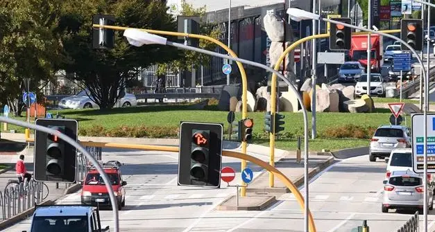 Occhio al “rosso” e alla velocità, a Trento scattano i semafori “intelligenti”