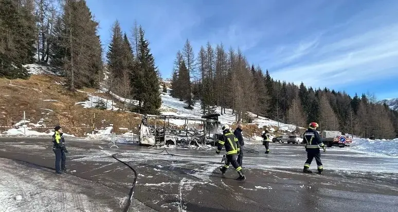 Bus in marcia prende fuoco in val di Fassa, nessuna persona ferita