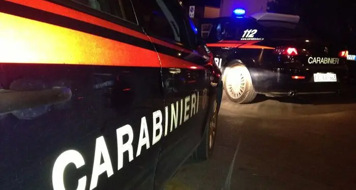 Trento, derubato del portafoglio con uno stratagemma riesce a fermare il ladro: arrivano i carabinieri