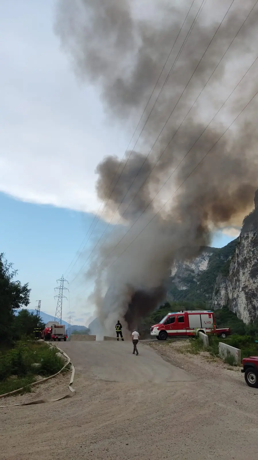 Incendio in discarica, chiusa la piscina Trento Nord