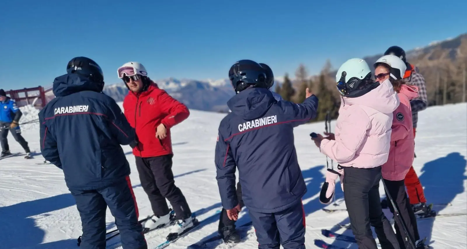 Ruba maschere da sci per 1.500 euro sull'Alpe Cimbra, denunciato. Multe a 39 persone