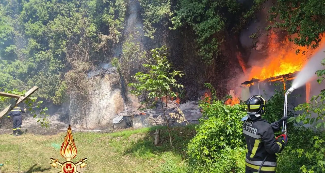Allarme incendio a Nago: in fiamme un deposito agricolo