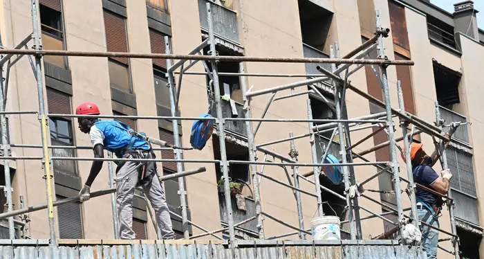 Temperature roventi, l’allarme dei sindacati: «Sopra i 35° cantiere fermo»