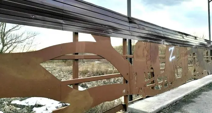 Deturpato con una Z il ponte di Nikolajewka, dono degli alpini