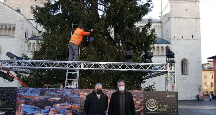 L’addobbo della polizia sull'albero di Natale di Trento