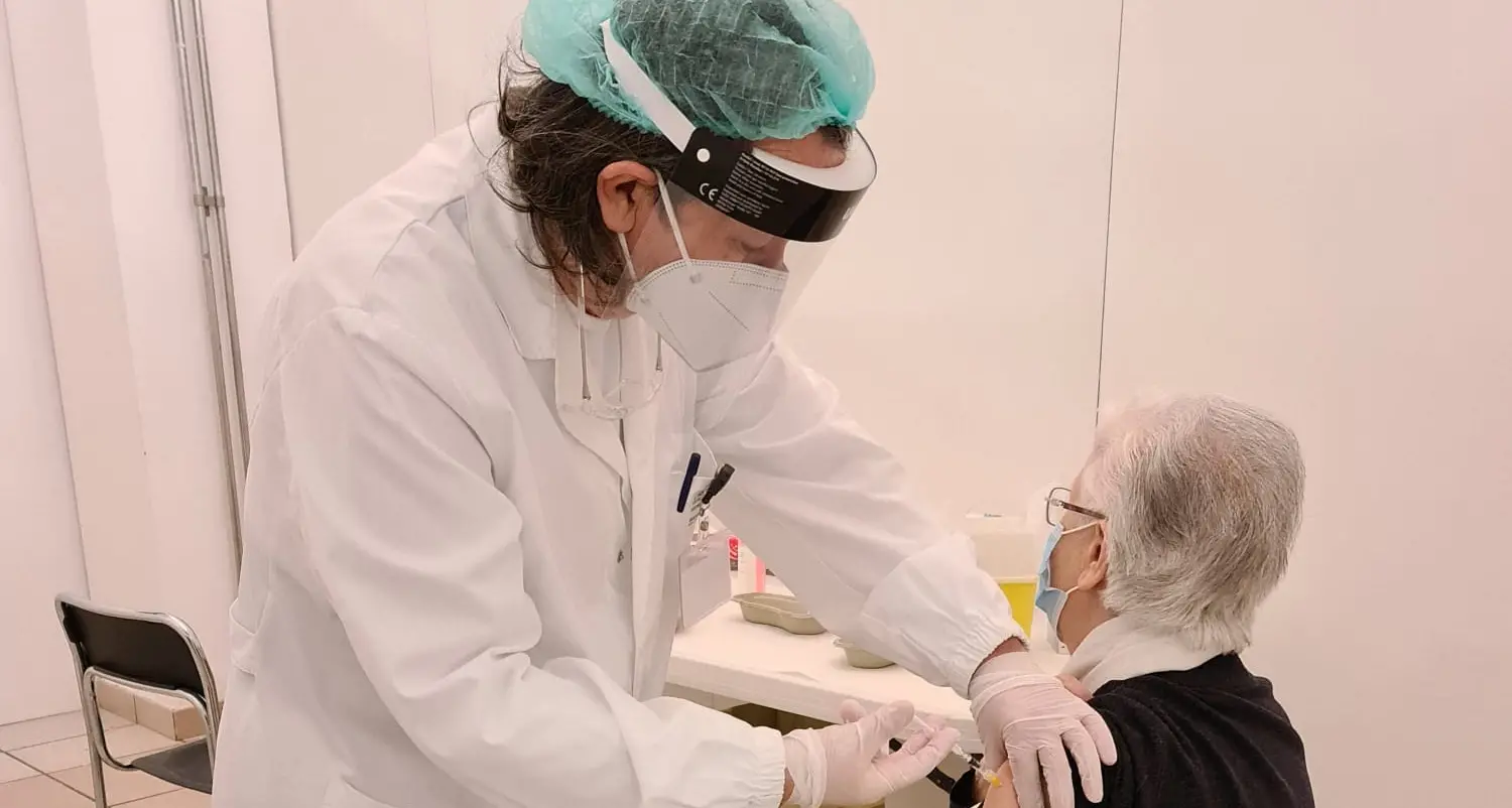 Fra gli anziani in coda a Trento Fiere: “la paura è per il virus, non per il vaccino