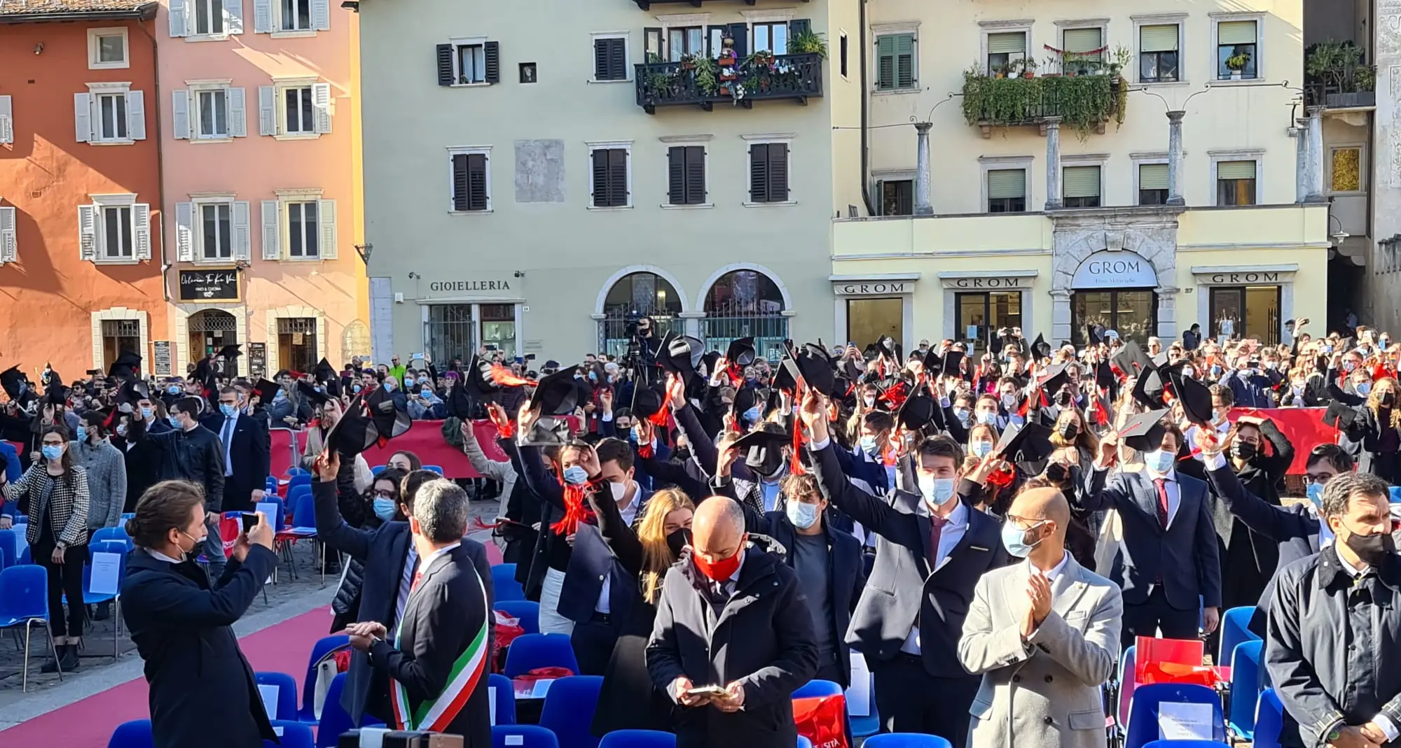 Trento, in piazza Duomo la consegna dei diplomi a 218 neodottori. Ma niente lancio del tocco